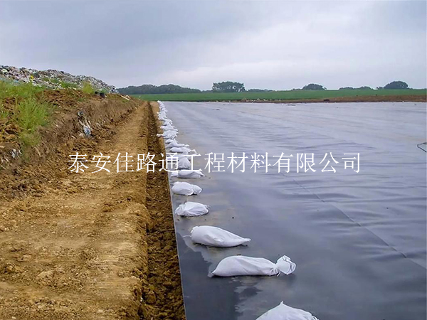 污水处理池防渗膜选购技巧:智选材料,守护水质安全 污水处理池防渗膜选购技巧:智选材料,守护水质安全